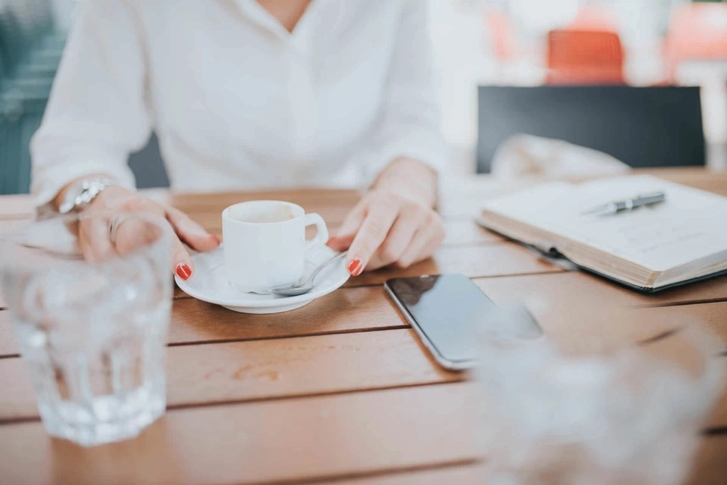 Beratungsgespräch bei einer Tasse Kaffee