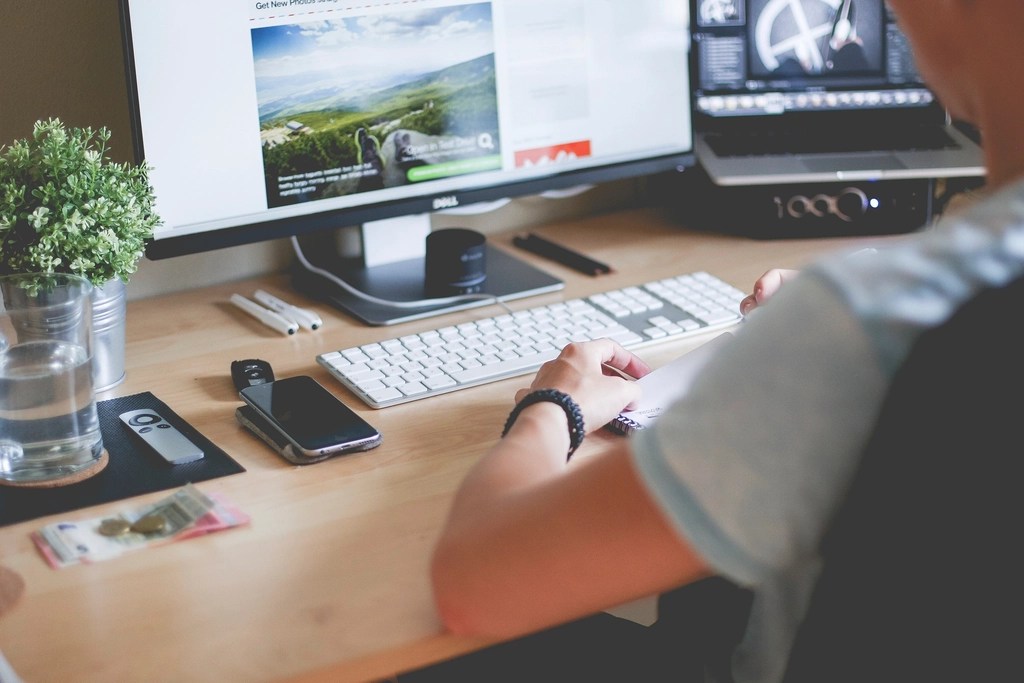Person gestaltet eine Website am Bildschirm